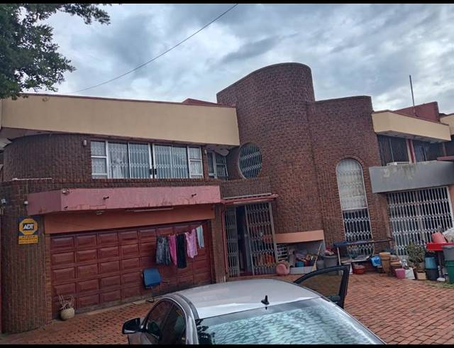 6 BEDROOM HOUSE FOR SALE IN LENASIA EXT 1